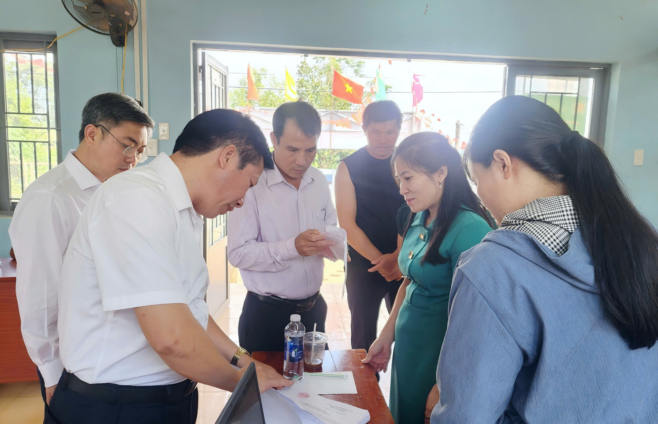 Đồng chí Phó Bí thư Thường trực Đảng ủy xã Tạ Đình Hải trực tiếp xuống các Tổ lấy ý kiến kiểm tra